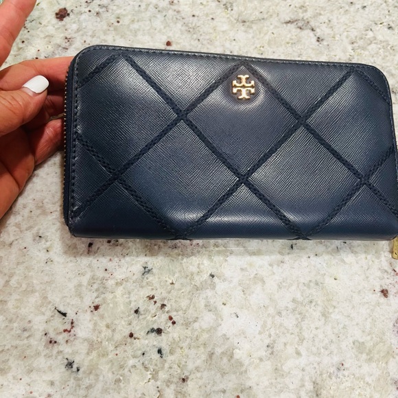 EUC Tory Burch Navy Quilted Wallet with Gold Emblem - Picture 6 of 8